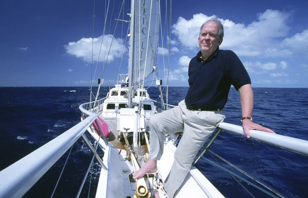 Roger Payne, el científico que descubrió que las ballenas cantan, a bordo de una embarcación científica en el Océano Índico frente a la costa occidental de Australia, en 2002. Foto proveida por Ocean Alliance. (Christopher Johnson/Ocean Alliance via AP)