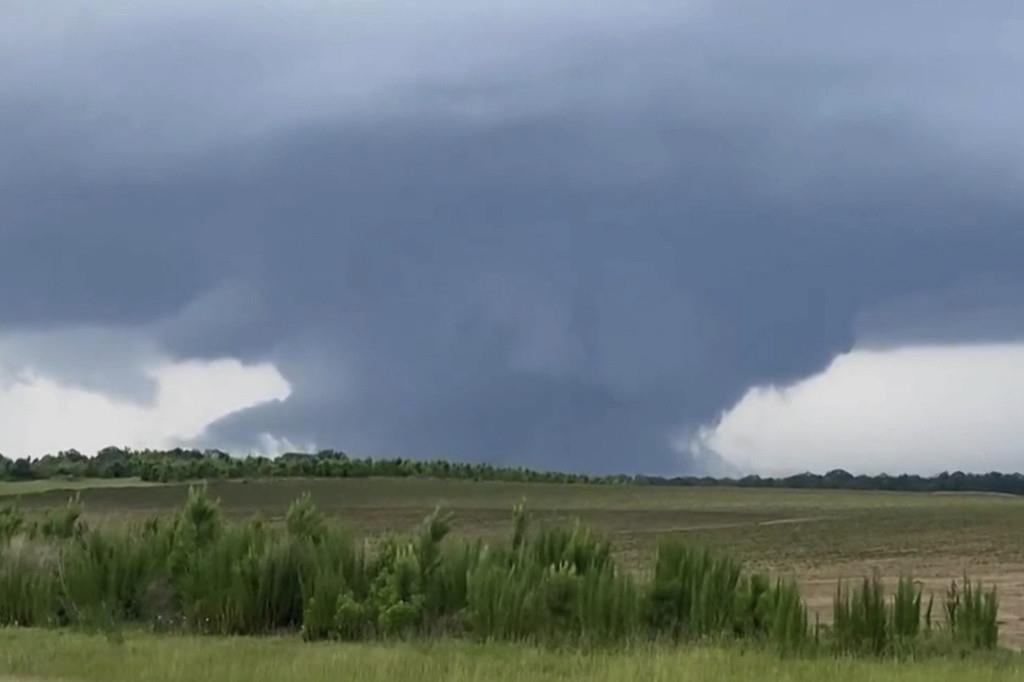 Esta imagen tomada de un video muestra un tornado el 14 de junio de 2023, Blakely, Georgia. (Rand McDonald vía AP)