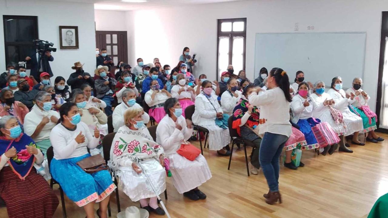 El CEDIPIEM organizó la plática ‘Orgullo originario’, dirigida a más de 300 personas de Atlacomulco, Capulhuac y Toluca, como parte de las acciones que impulsa reducir las brechas de desigualdad, transferir capacidades productivas y promover el desarrollo 