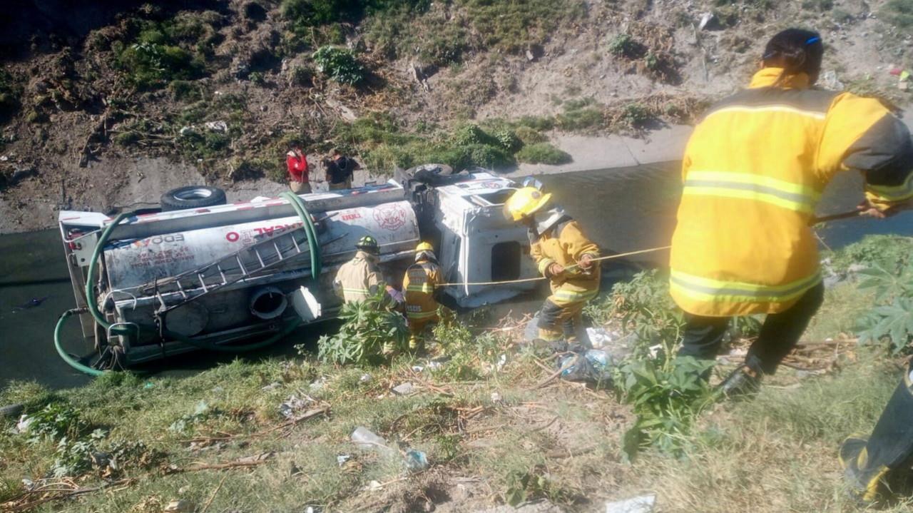 Un camión de bomberos de Coacalco que se dirigía a brindar apoyo en un incendio en Ecatepec, cayó al canal de Cartagena. No se reportaron lesionados. Foto: Cortesía