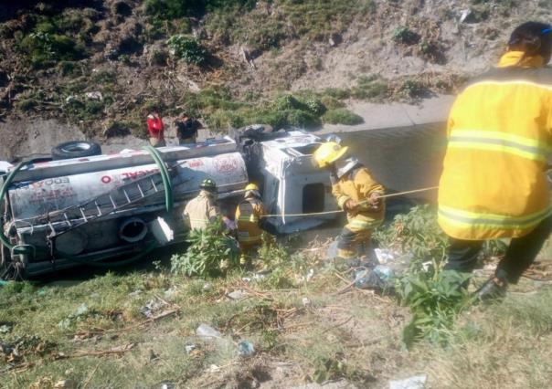 Cae camión de bomberos de Coacalco al Canal de Cartagena en Ecatepec