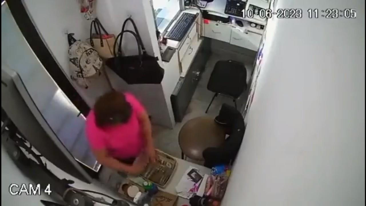 Mujer roba 750 mil pesos en su segundo día de trabajo. Foto: Captura de pantalla
