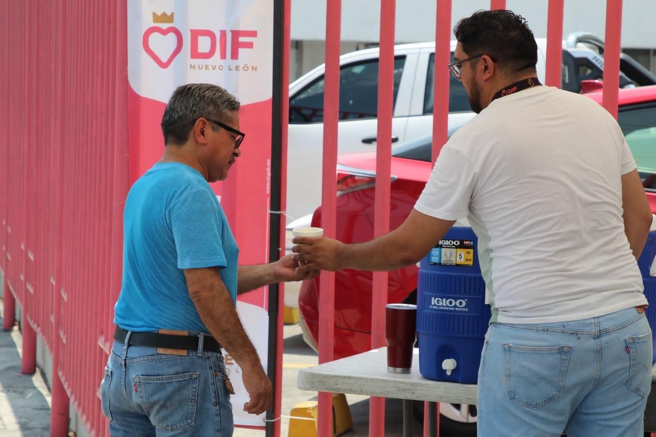 Instala DIF Nuevo León módulo de hidratación en avenida Morones Prieto