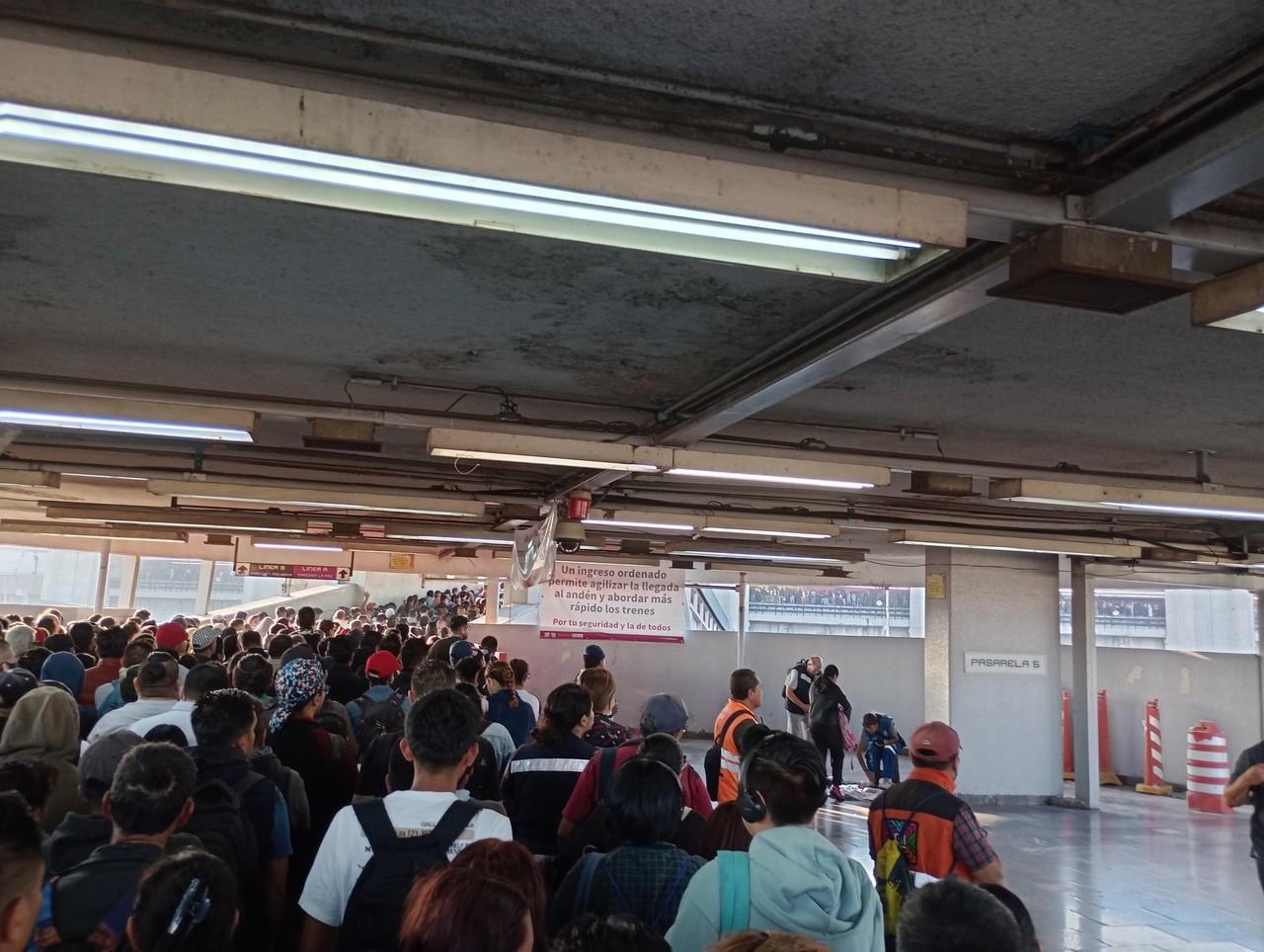 Denuncian saturación, retrasos y calor insoportable en el metro. Foto: Especial