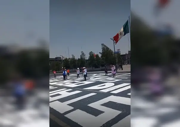 Bloquean frente a palacio de Gobierno en Toluca; exigen liberar a sus familiares