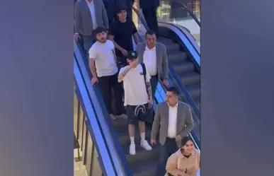 ¡Que humilde! Pasea Peso Pluma en centro comercial con varios guardaespaldas