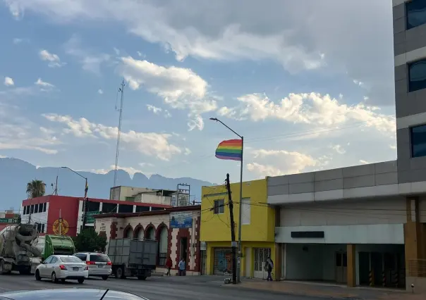 Colocan banderas LGTBI+ en el Centro de Monterrey para Marcha de la Diversidad