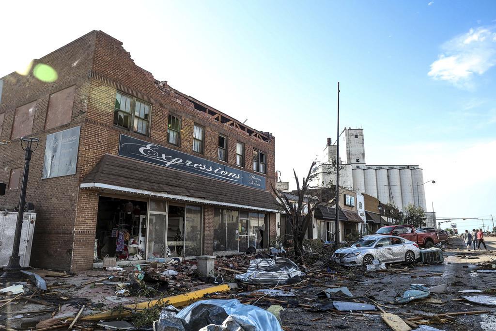 Vista de los edificios y vehículos dañados tras el paso de un tornado por Perryton, Texas, el 15 de junio de 2023. (AP Foto/David Erickson)