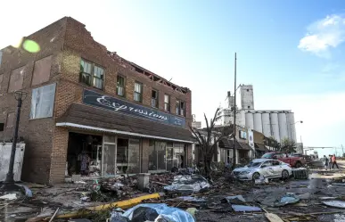 Tornados causan destrucción en Texas y Florida: labores de rescate continúan