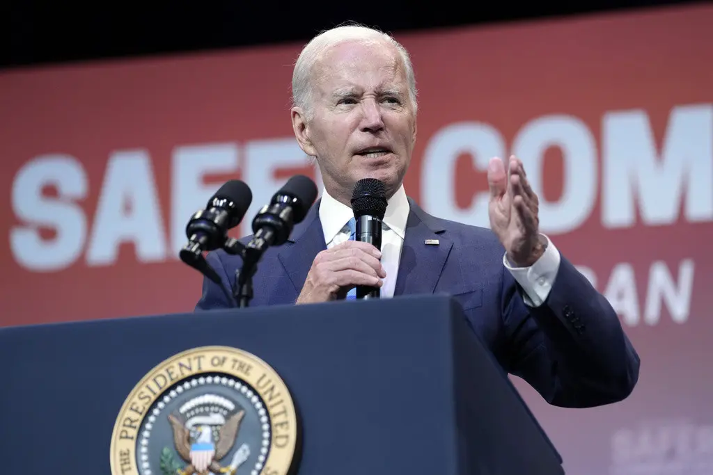 El presidente Joe Biden pronuncia un discurso en la Cumbre Nacional de Comunidades Seguras en la Universidad de Hartford, el viernes 16 de junio de 2023, en West Hartford, Connecticut. (AP Foto/Susan Walsh)