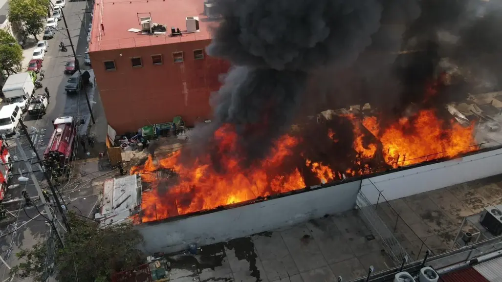 Arde asentamiento irregular en la colonia Atlampa, hay 200 evacuados