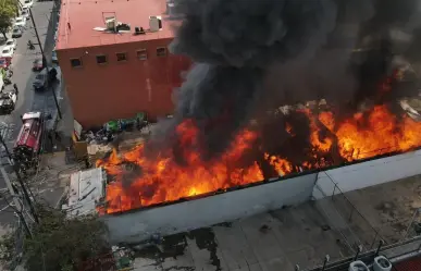 Arde asentamiento irregular en la colonia Atlampa, hay 200 evacuados