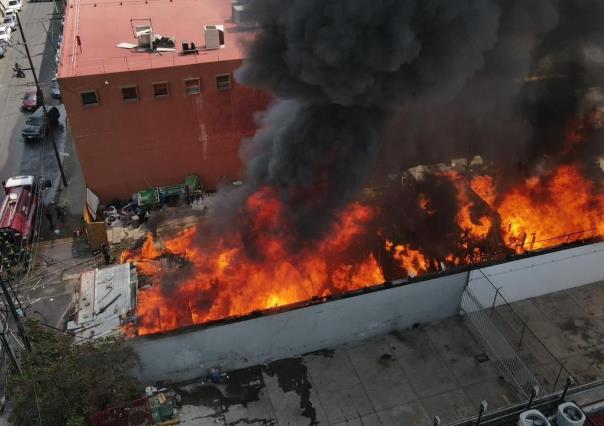 Arde asentamiento irregular en la colonia Atlampa, hay 200 evacuados