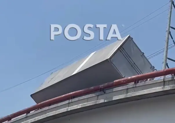 Vuelca tráiler y casi cae de puente Sendero en San Nicolás de los Garza