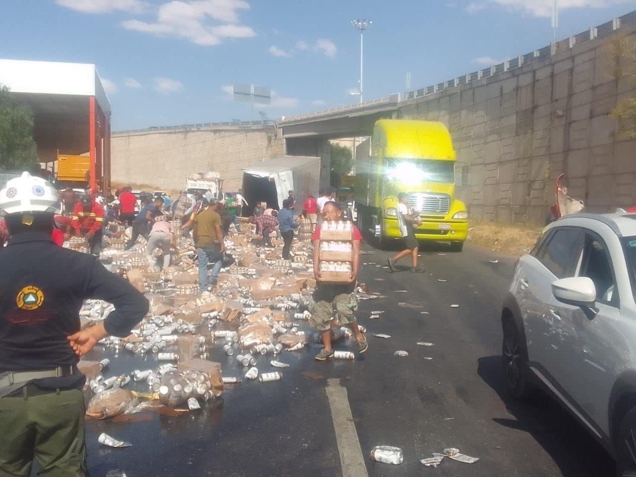 Vuelca tráiler con cerveza en Zacatecas, Zacatecas; la rapiña no se hace esperar