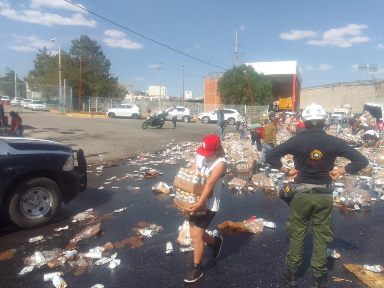 Vuelca tráiler con cerveza en Zacatecas, Zacatecas; la rapiña no se hace esperar