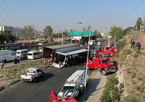 Vuelca tráiler en la carretera Cuautitlán-Tlalnepantla