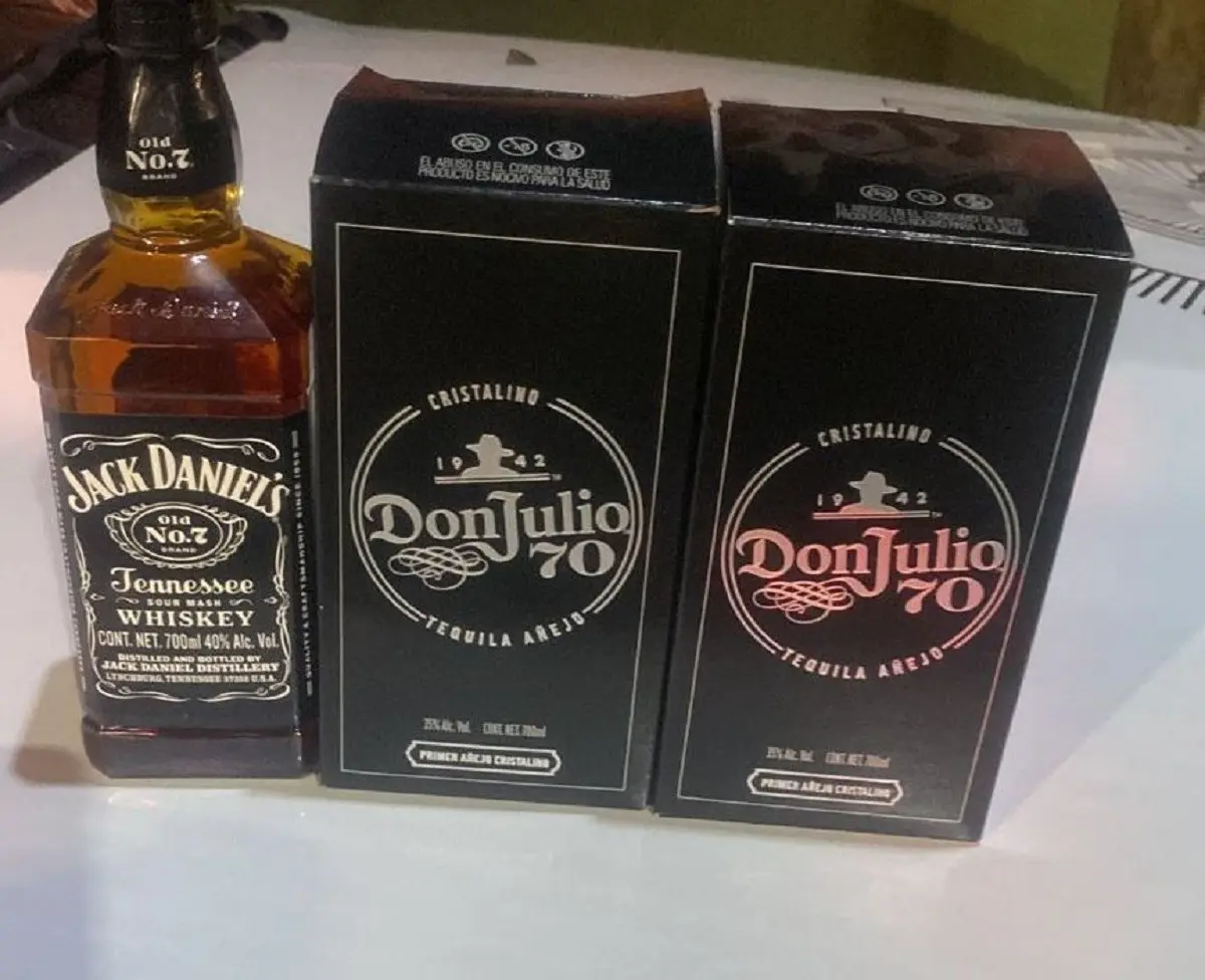 Capturan a joven tras robar dos botellas de tequila y una de whisky