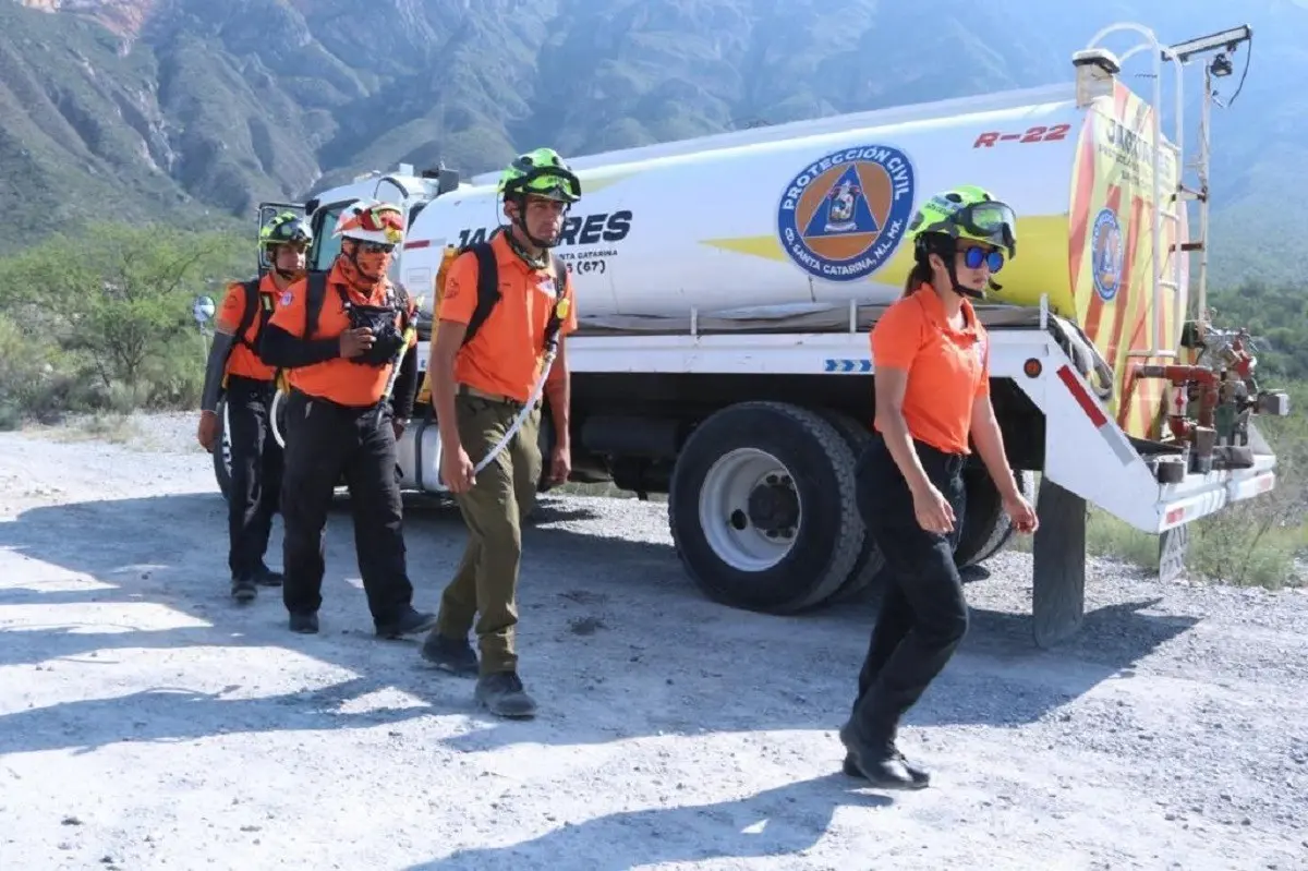Combate Grupo Jaguares incendio forestal en ejido El Pajonal en Santa Catarina