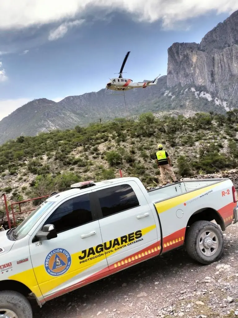 Combate Grupo Jaguares incendio forestal en ejido El Pajonal en Santa Catarina
