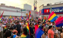 Pintan el centro de colores durante la Marcha de la Diversidad Monterrey 2023