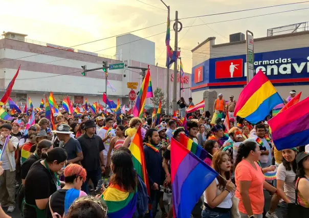 Pintan el centro de colores durante la Marcha de la Diversidad Monterrey 2023