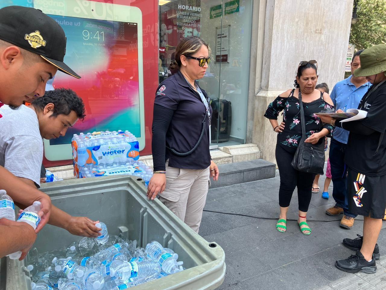 En el lugar las personas hacen fila para ser registrados por encargados del lugar y posteriormente se les brinda las botellas de agua que necesitan. Foto: Cynthia Pardo