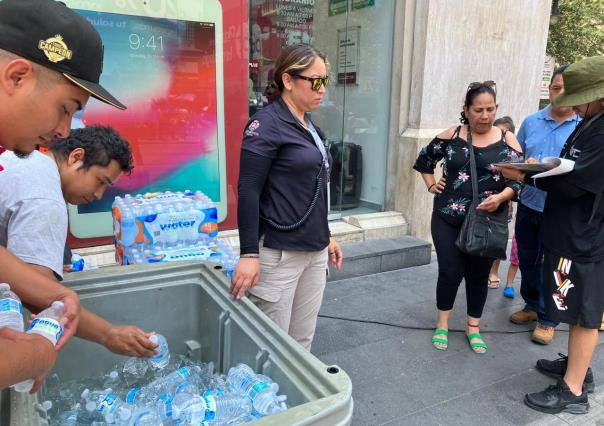 Se hidratan ciudadanos en puntos de enfriamiento instalados por Monterrey