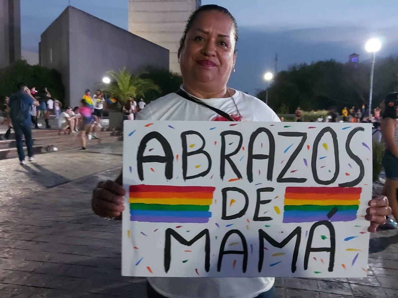 Abrazos de mamá para jóvenes de comunidad LGBT