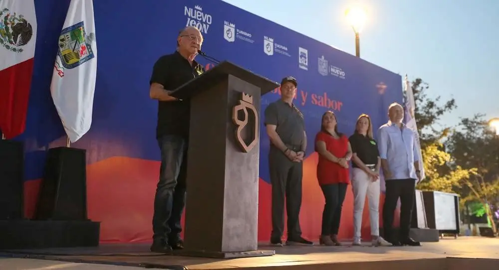 Javier Luis Navarro Velasco, Secretario General de Gobierno, encabezó el protocolo, en la Plaza Gastronómica donde se celebró la primera edición del corredor gastronómico. Foto. Cortesía