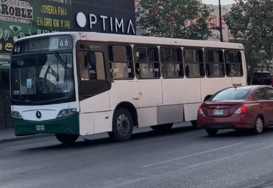 El calor del motor llega a traspasar la estructura del camión y los últimos asientos de las unidades expulsan un aire caliente. Foto: Karla Omosigho.