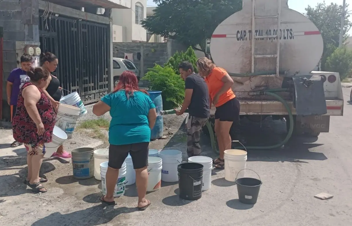 Entrega Gobierno de Escobedo agua a sectores afectados por cortes