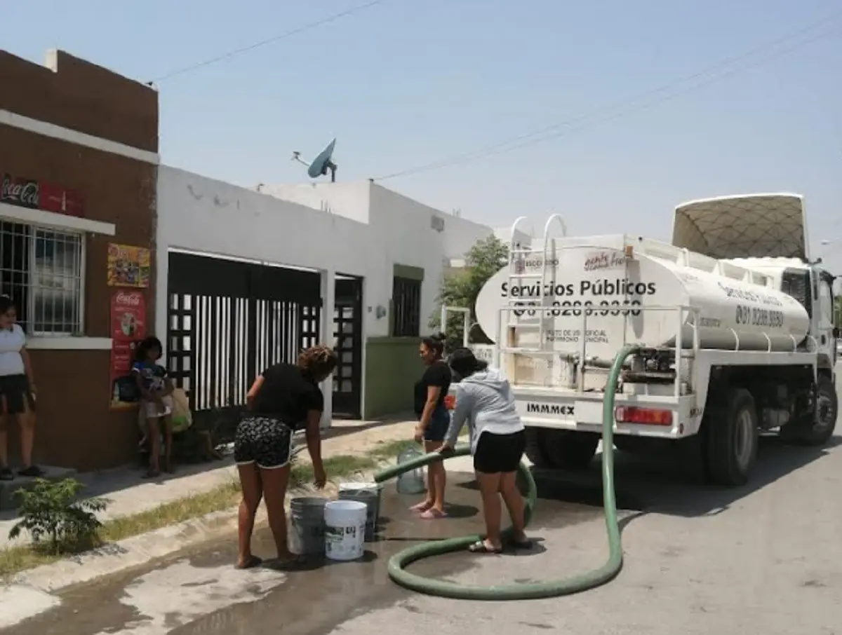 Entrega Gobierno de Escobedo agua a sectores afectados por cortes