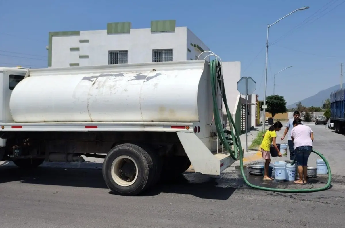 Entrega Gobierno de Escobedo agua a sectores afectados por cortes