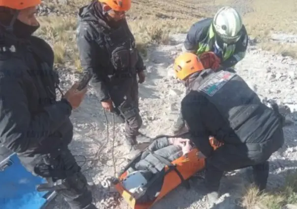 Rescatan a mujer del Nevado de Toluca; sufrió un accidente cuando descendía