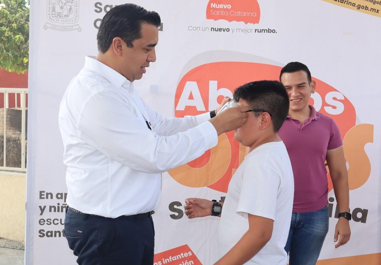 El alcalde de Santa Catarina, Jesús Nava entregó 6 mil lentres a estudiantes del municipio. Foto. Cortesía