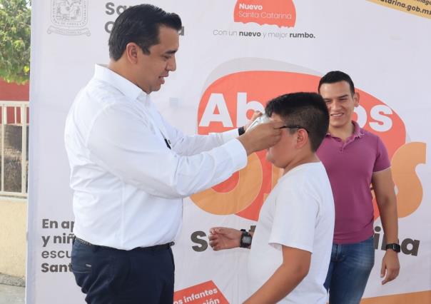 Jesús Nava entrega 6 mil lentes a estudiantes de nivel básico