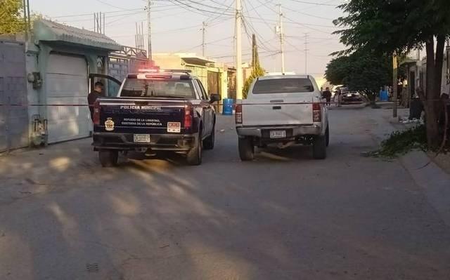 Al lugar acudieron paramédicos y policías municipales, posteriormente se presentaron agentes de la Fiscalía Especializada de la Mujer (FEM) y peritos estatales. Foto: El Sol de México.