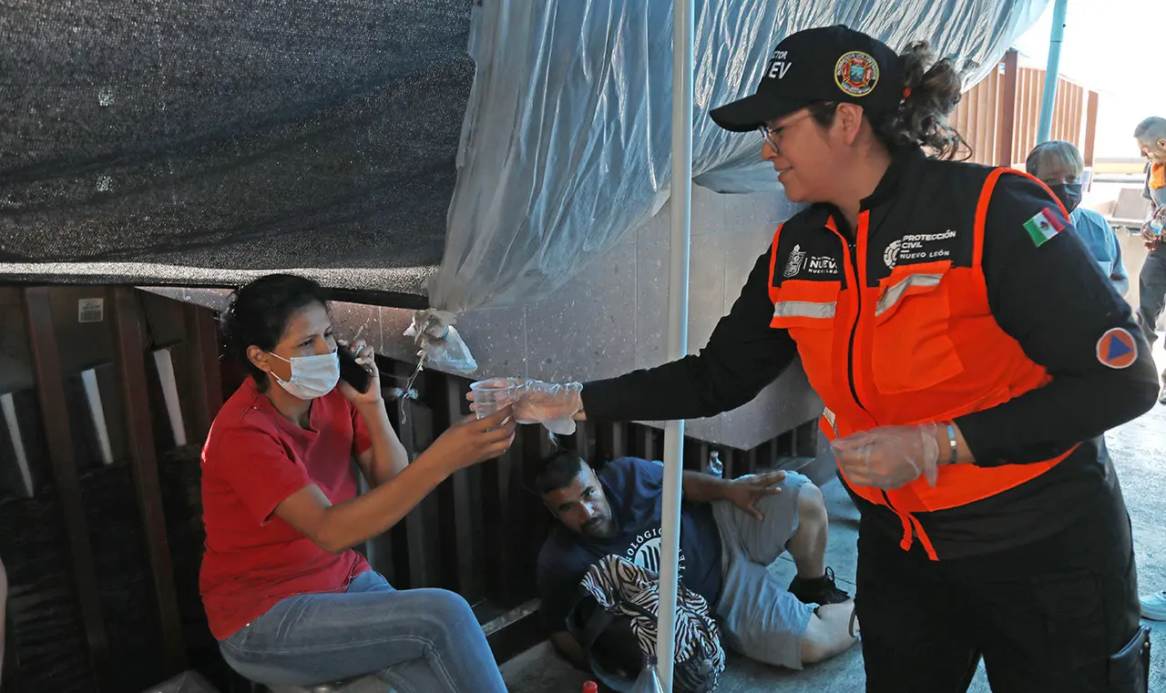 Operativo “Hidratación” brinda apoyo durante ola de calor en Nuevo León