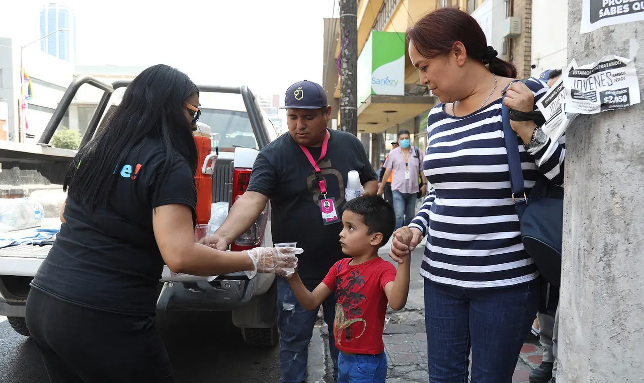Operativo “Hidratación” brinda apoyo durante ola de calor en Nuevo León