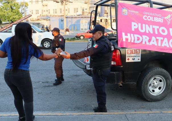 Policías de Guadalupe reparten agua embotellada en operativo contra el calor