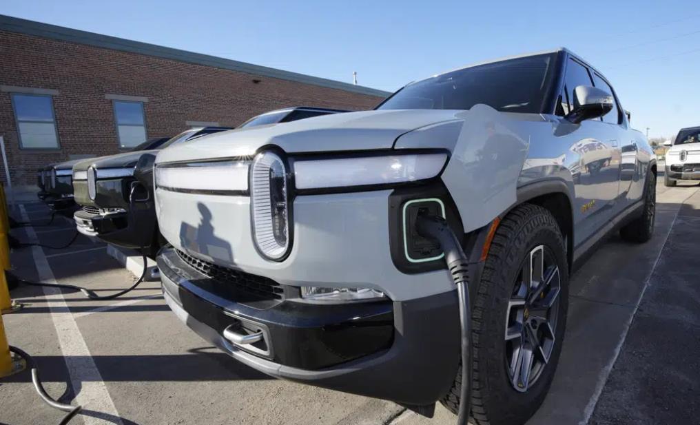 El fabricante de vehículos eléctricos Rivian dijo el martes 20 de junio de 2023 que seguirá el ejemplo de General Motors y Ford y se sumará a la red de carga de Tesla el año próximo. (AP Foto/David Zalubowski, File)