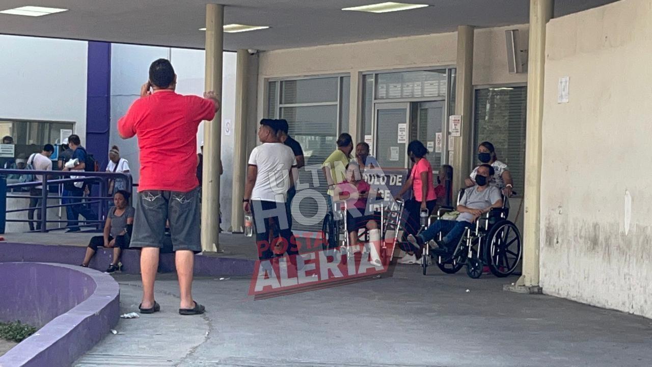 Familiares de pacientes esperan afuera del Hospital Metropolitano . Foto: Ray Elizalde