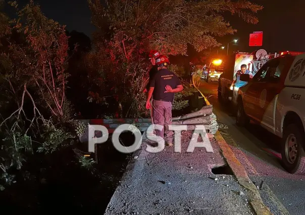 Cae auto al Río Santa Catarina tras ir a exceso de velocidad