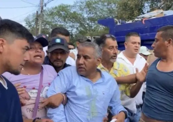 Atacan a "huevazos" a alcalde de Veracruz por falta de agua en ola de calor