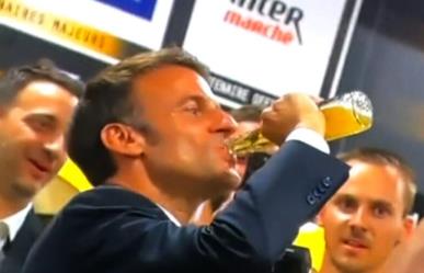 Genera polémica Macron tras tomarse una cerveza con equipo de rugby francés