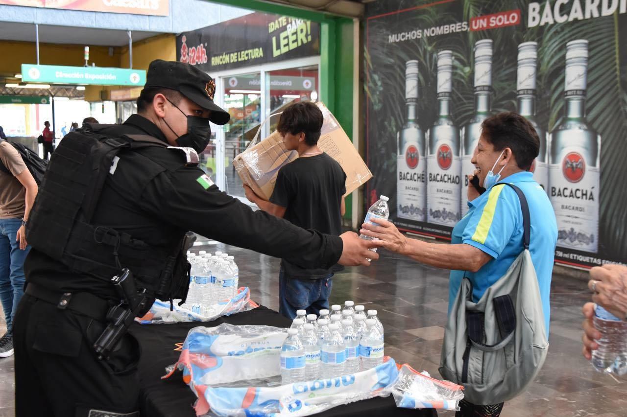 Reparte Fuerza Civil más de 2 mil botellines de agua a usuarios del Metro