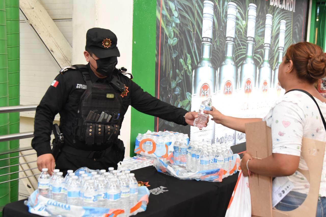 Reparte Fuerza Civil más de 2 mil botellines de agua a usuarios del Metro