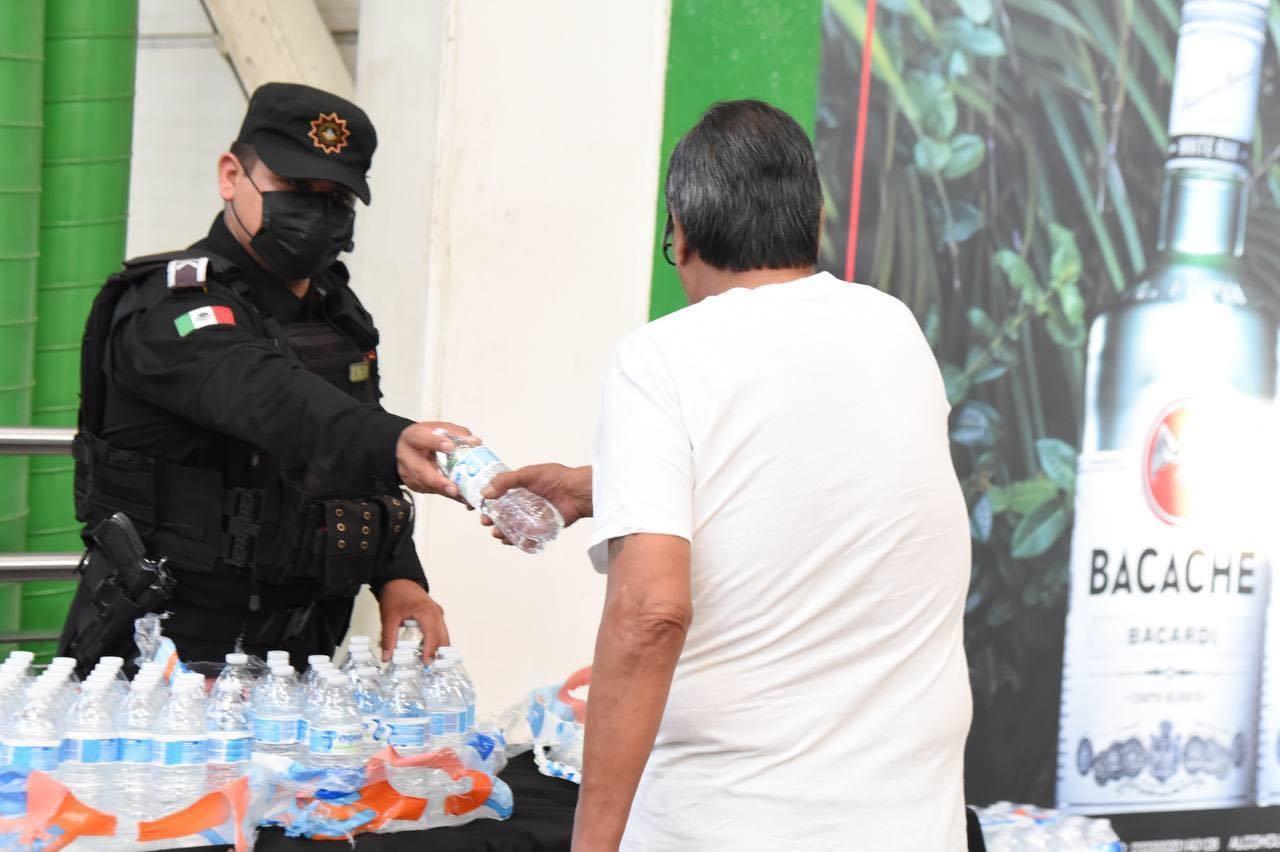 Reparte Fuerza Civil más de 2 mil botellines de agua a usuarios del Metro