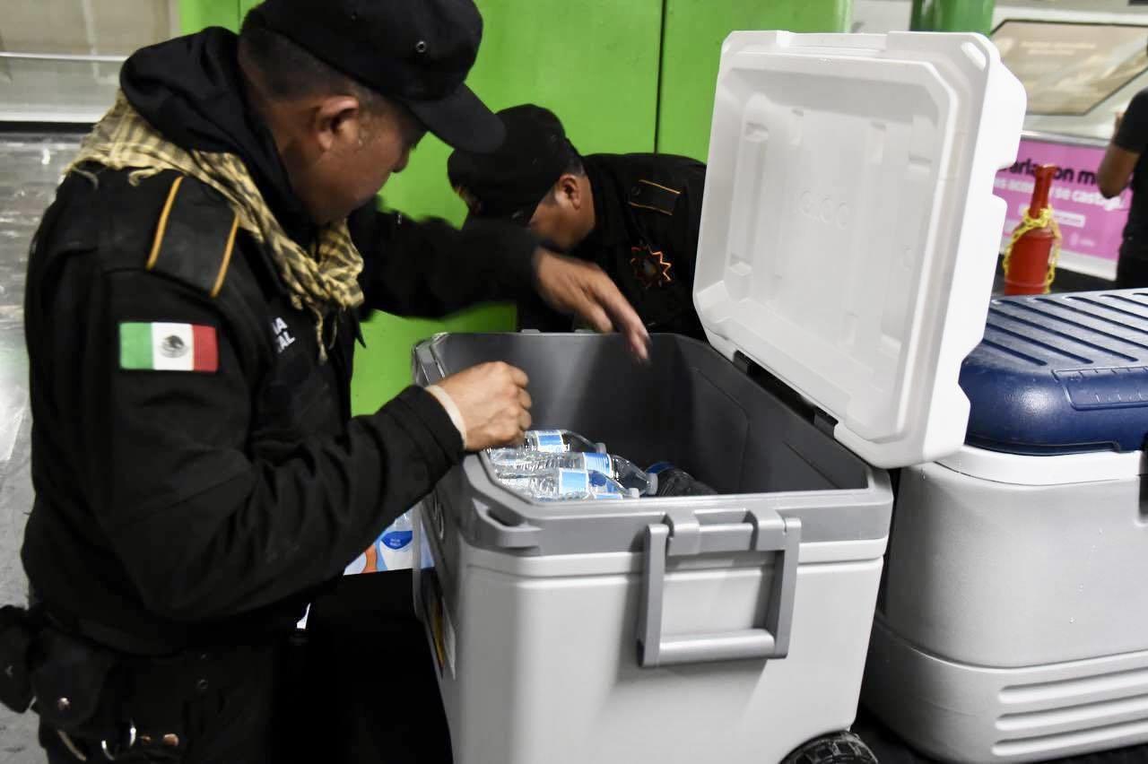 Reparte Fuerza Civil más de 2 mil botellines de agua a usuarios del Metro
